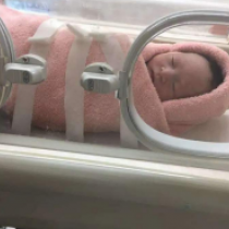 婴儿保温箱，新生儿黄疸高照蓝光的医疗设备，小宝宝在里面很乖，手术室老王，